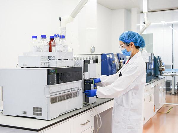股价跳水难挡新药研发热潮，黑马药企脱颖而出引领生物研发新格局